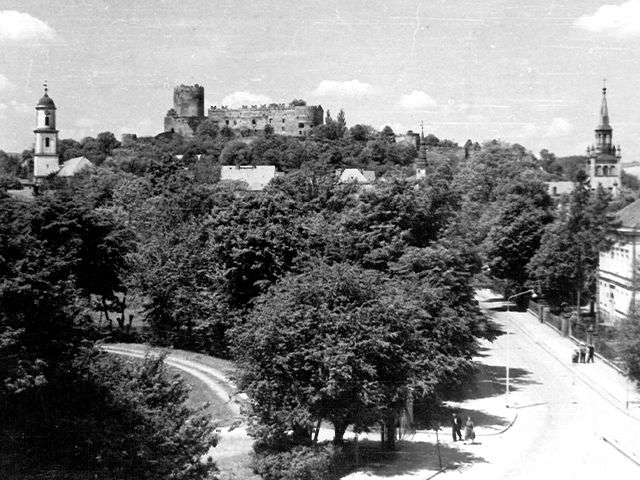 archiwalne zdjęcie widok na ulicę niepodległości oraz zamek w bolkowie