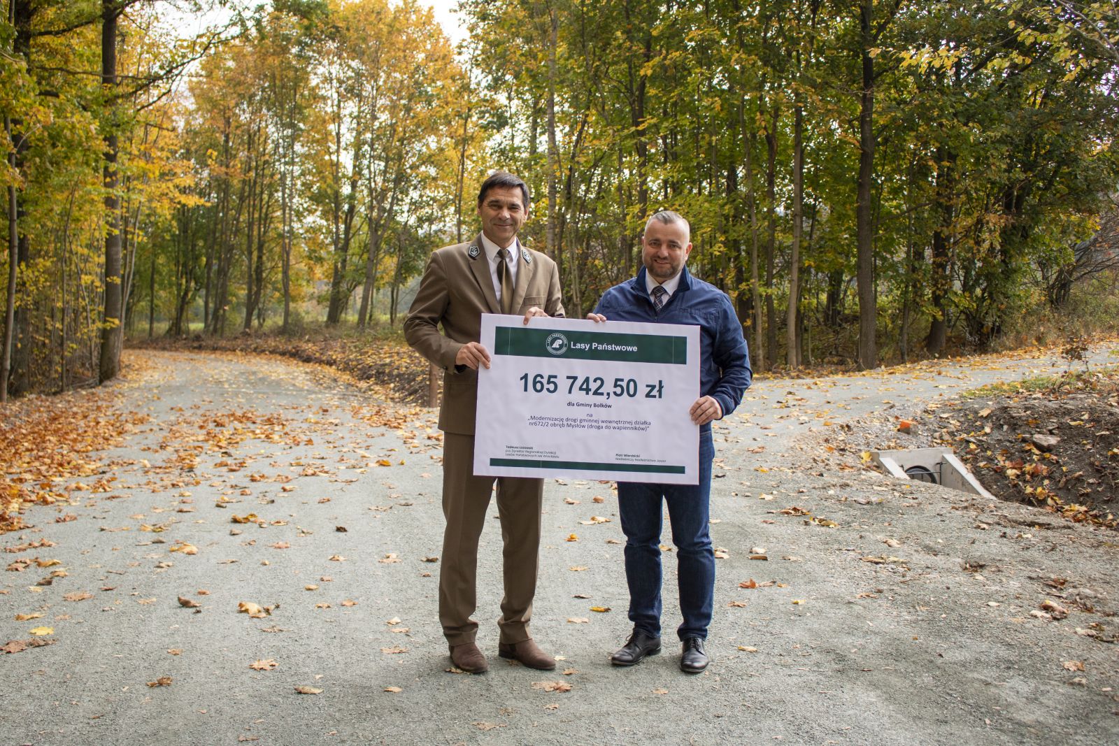 Na zdjęciu Burmistrz Bolkowa Grzegorz Kucab oraz Piotr Wierzbicki Nadleśniczy Nadleśnictwa Jawor
