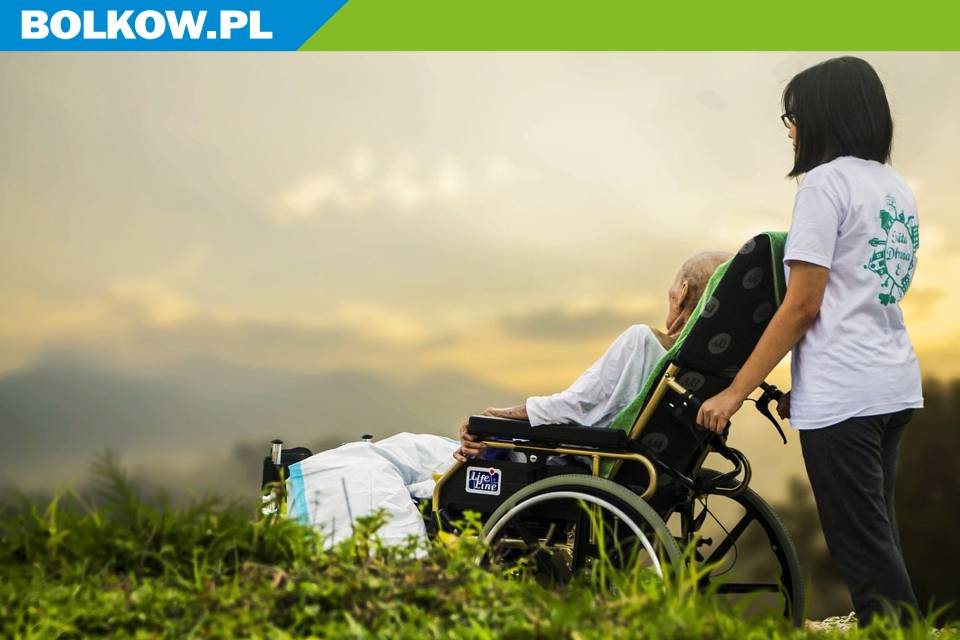 na zdjęciu opiekun z osobą niepełnosprawną