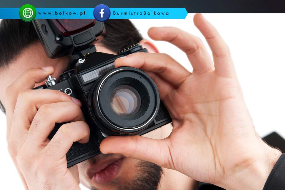 na zdjęciu osoba trzymająca aparat fotograficzny, plik pochodzi z bazy obrazów, stock image