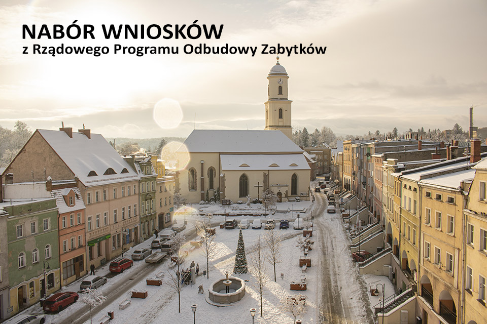 na zdjęciu widoczny rynek w Bolkowie oraz na kościół