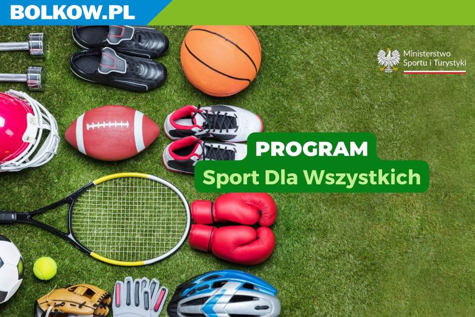 na zdjęciu asortyment sportowy leżący na murawie