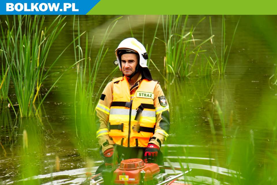 OJRG Bolków, w wodzie przy pompie siedzi Krystian Książek