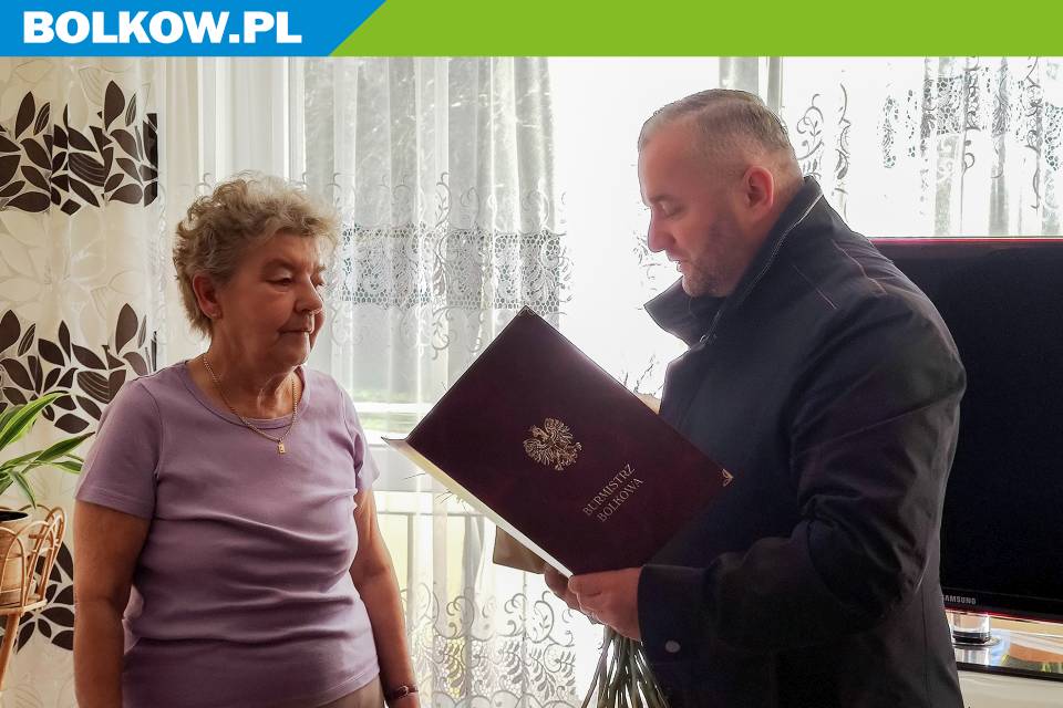 Na zdjęciu Burmistrz Bolkowa Grzegrz Kucab składa życzenia dla 100 latki